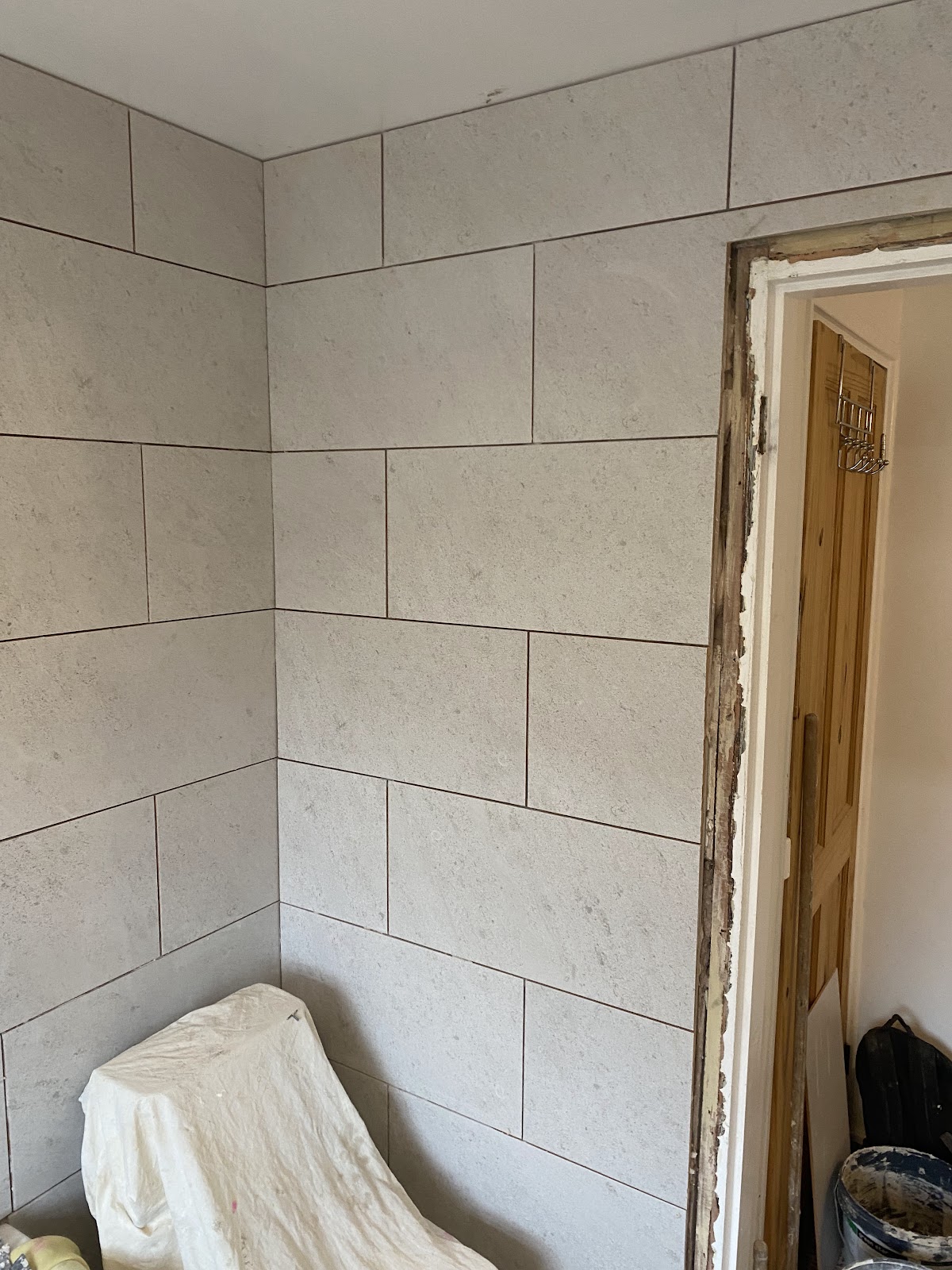Light stone-effect large-format wall tiling