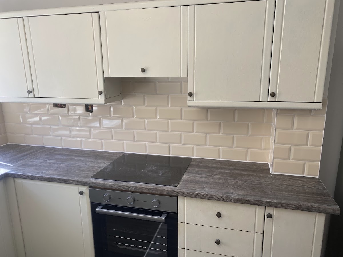 Cream metro splashback in a fitted kitchen